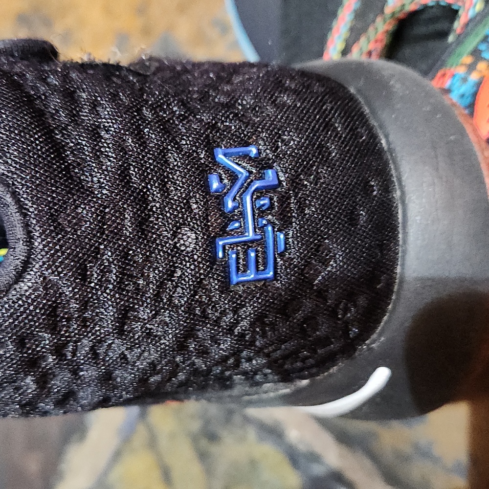 Nike Kyrie 2 Boys Size 7  Black History Month Edition Shoes Sneakers - Picture 3 of 8
